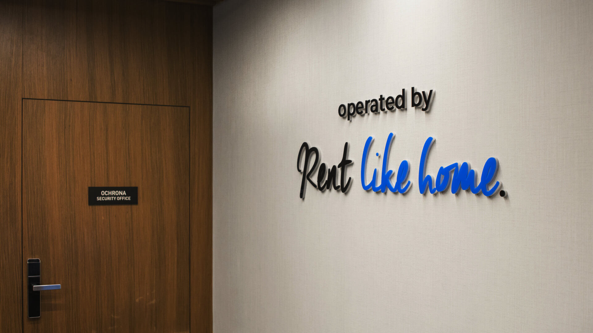 affitto come casa deo Radisson appartamenti - rent-like-home-space-letters-lettering-on-the-wall-behind-reception-in-office-deo-apartments-blue-letters-lettering-on-the-wall-lettering-on-the-wall-gdansk- (8) 